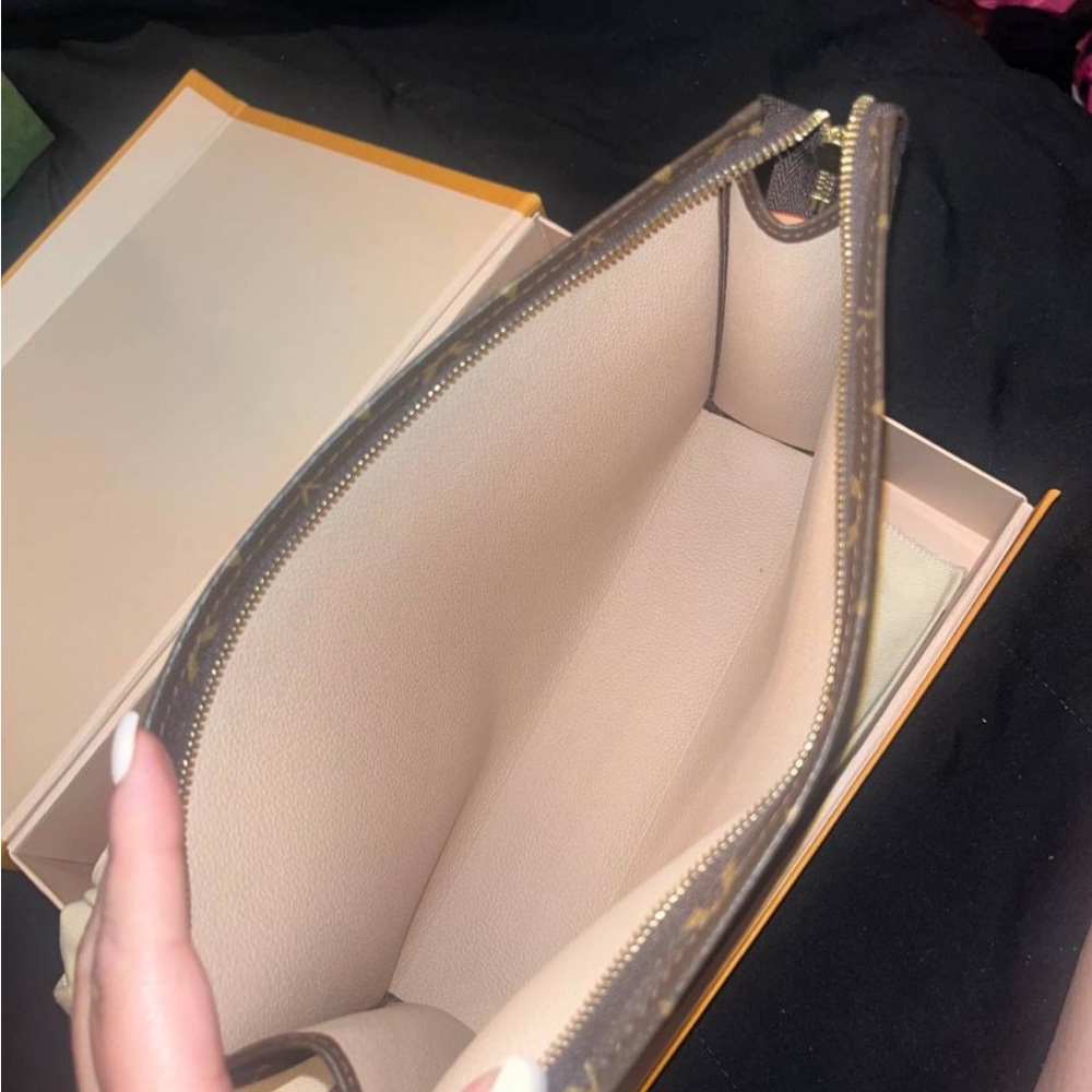 Louis Vuitton - Picture 2 of 3